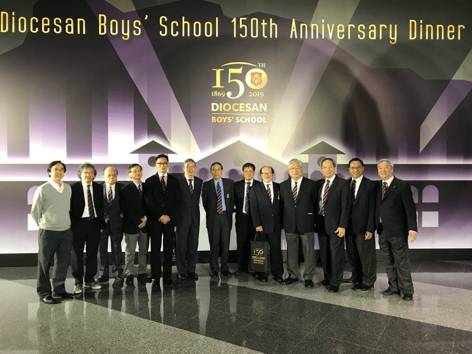 羅啟銳（左二）參加拔萃男書院150周年校慶與校友合影留念。（羅啟銳紀念特刊編輯供圖）