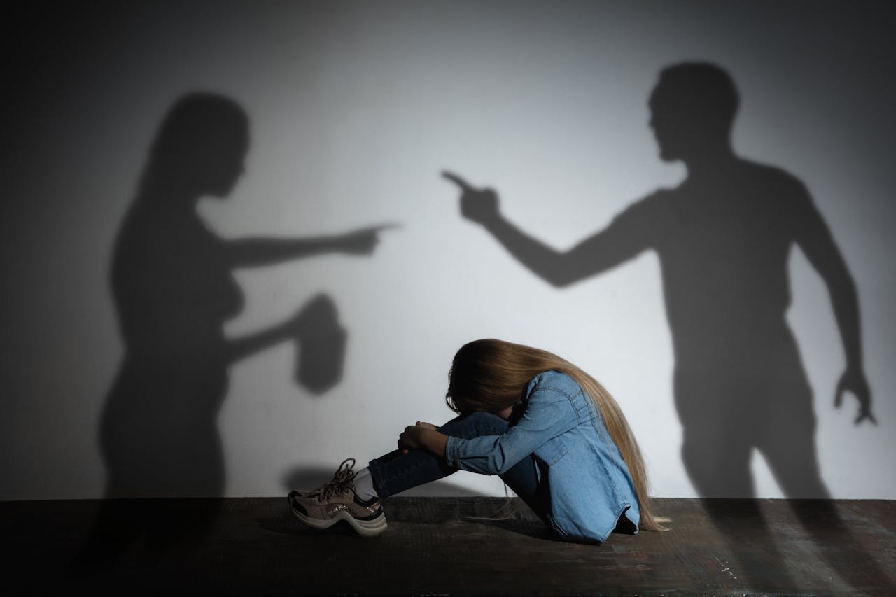 過早生兒育女，思想不成熟者或以虐兒為「遊戲」。（Shutterstock）