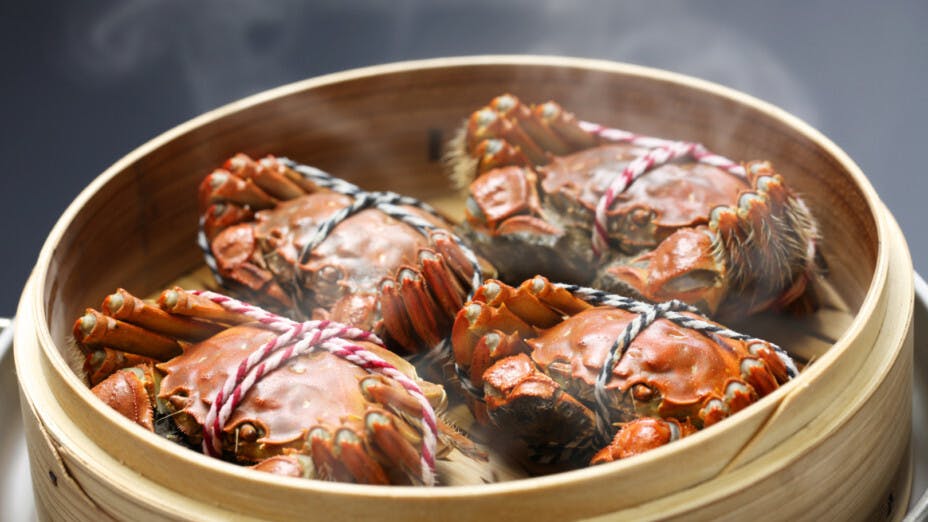 紫蘇可解魚、蟹毒，故蒸大閘蟹加入紫蘇葉很有道理。（Shutterstock）