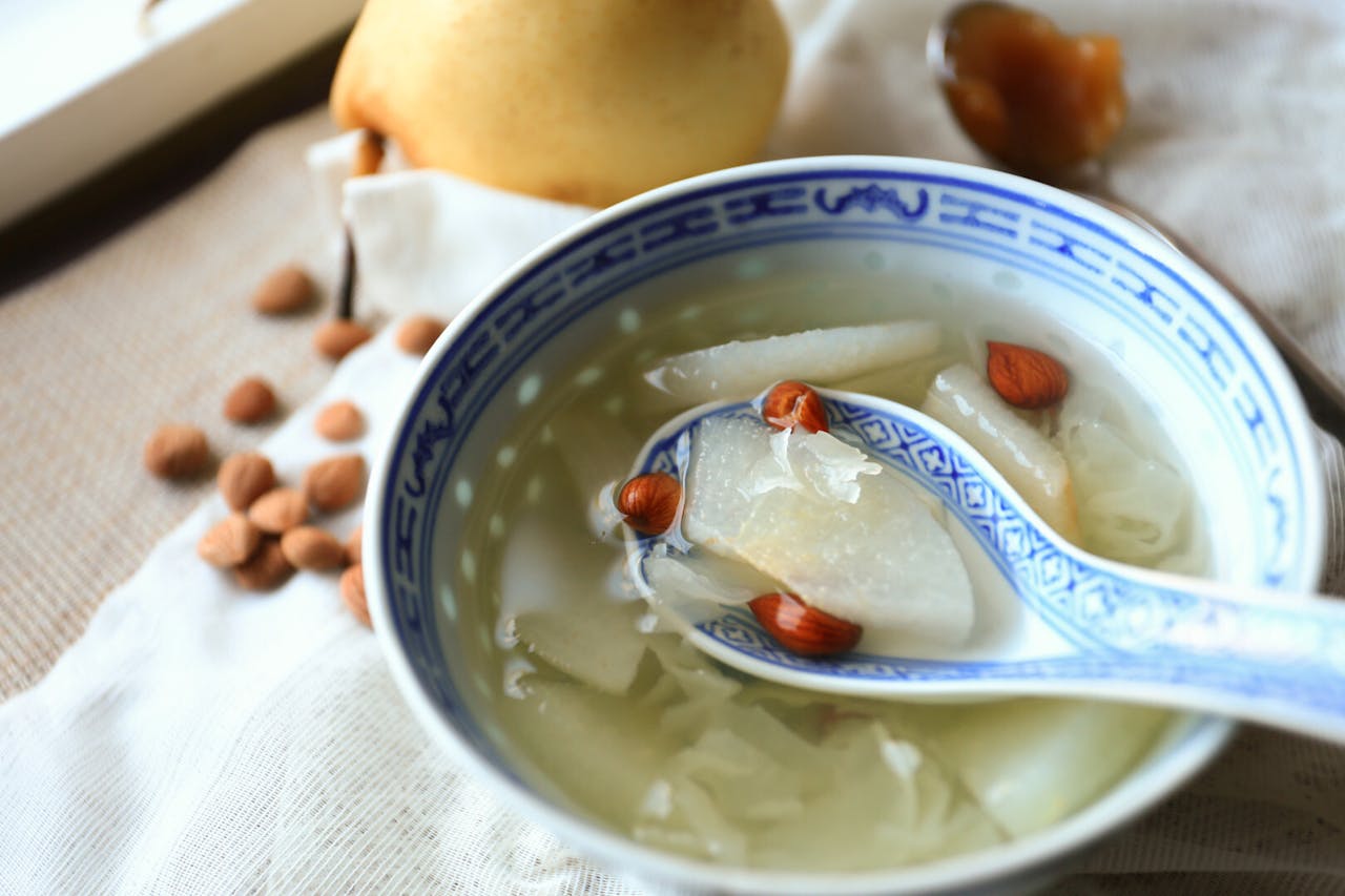 秋天宜飲用滋陰潤燥、健脾胃、調和五臟的湯水。（Shutterstock）