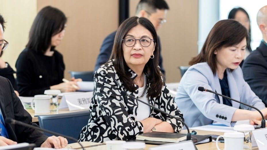 梁鳳儀表示，內地相關監管部門已原則上同意人幣計價股票於港股南向通交易，相信措施將令更多人民幣流到離岸市場。（證監會Facebook圖片）