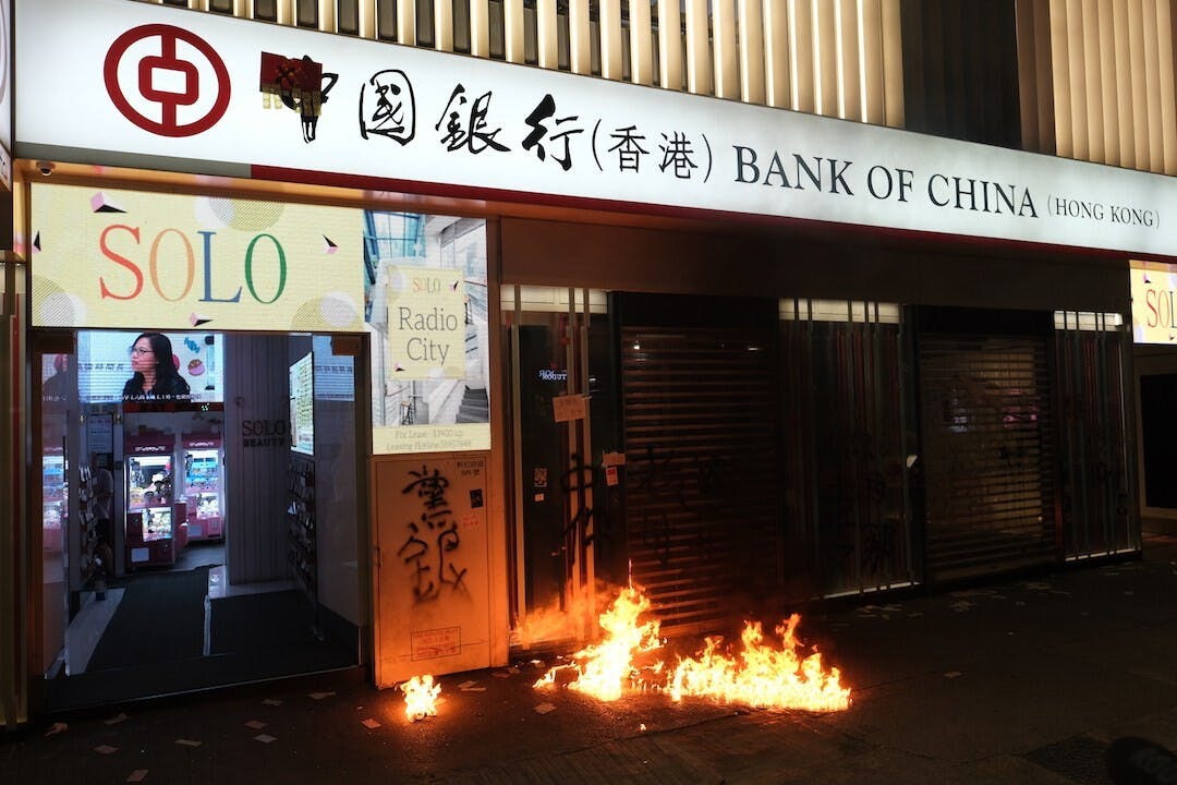 1983年景象確似重現眼前，套入目前局勢，絕對夠寫一套悲情城市故事恐慌篇。（亞新社）