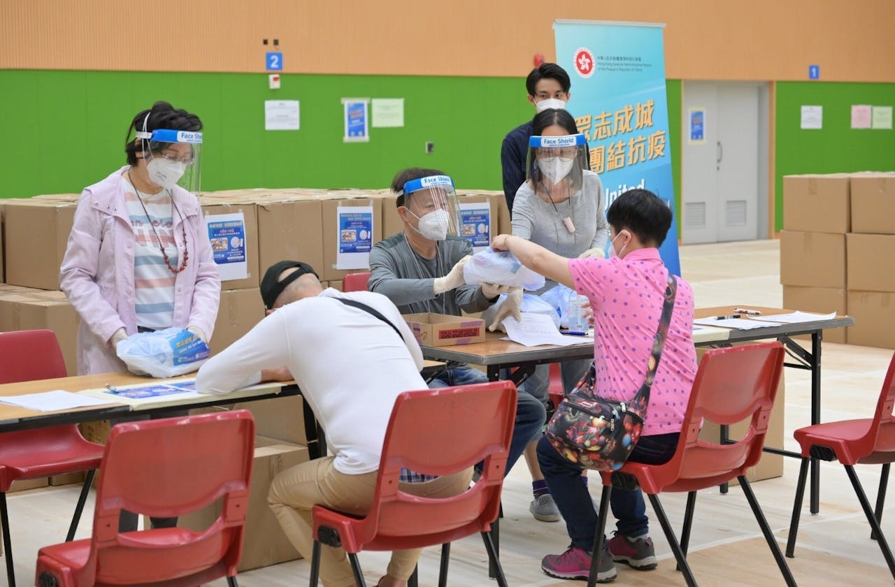 政府在各區設立89個增補站，供市民補領防疫服務包，內有快速抗原測試套裝。（林鄭月娥Facebook圖片）