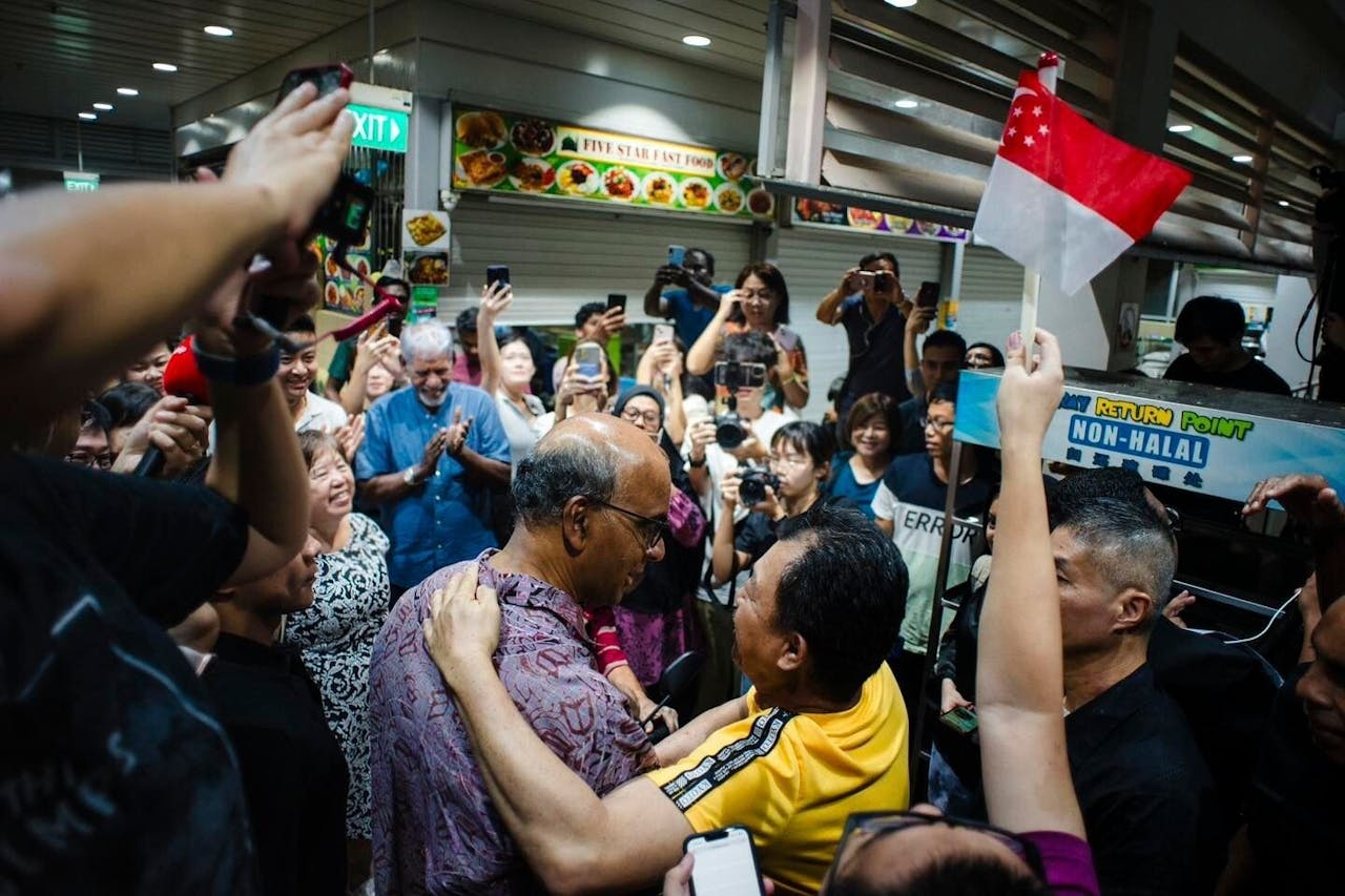 尚達曼（中左）當選新加坡第9任總統後，支持者歡呼祝賀。（Tharman Shanmugaratnam Facebook國片）