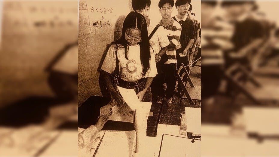 學生到《華僑日報》領取助學金支票。