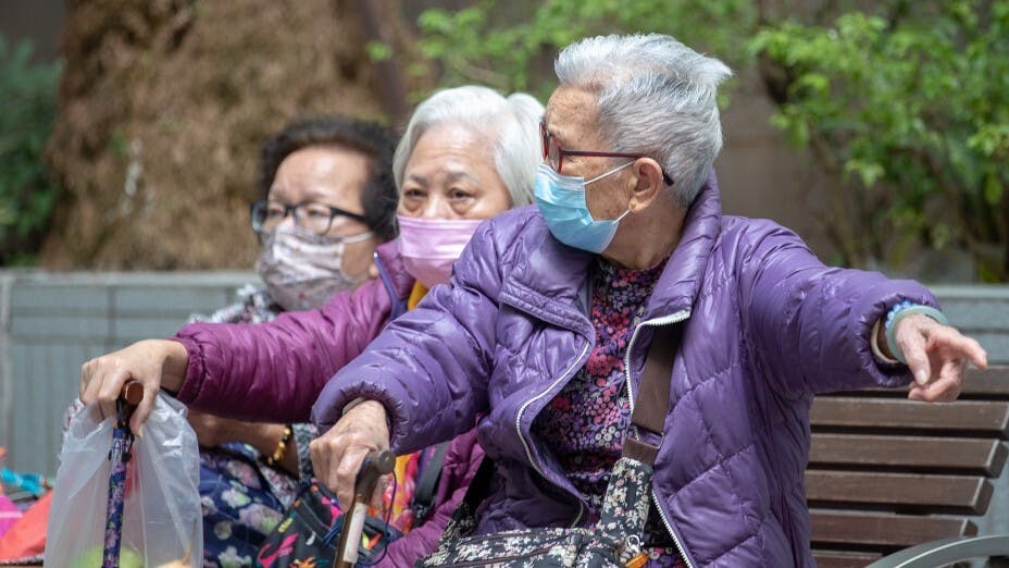 林鄭月娥表示，除了院舍院友外，社區長者的接種率亦有提升空間。（亞新社）