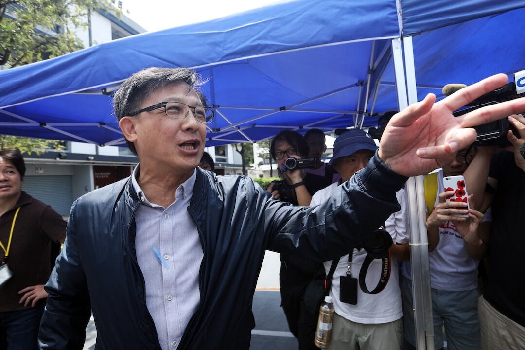 何君堯事件正好反映香港社會變得不正常，特別是市民已不信任特區政府和建制派，為什麼香港出現這種現象？（亞新社）