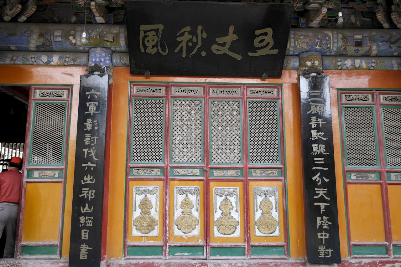 對聯是中國的國粹、是漢語文獨特而其他語文沒有的文學樣式。圖為陝西五丈原諸葛亮廟的對聯。（Shutterstock）