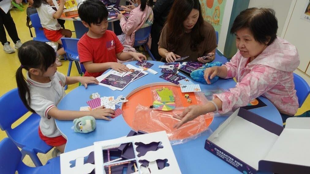 學校是次運用「家校合作活動計劃資助」舉辦是次工作坊，並為及每位學生購買桌遊，希望他們能夠在家邊玩邊學品格。（作者供圖）