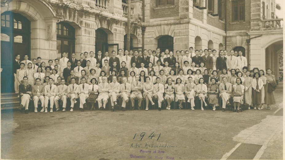 香港大學院師生聯誼會，1941年秋季，在大學樓拍照留念。（港大檔案館藏）