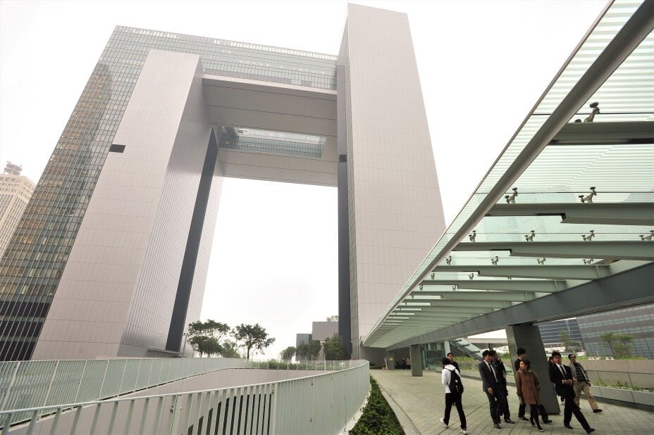 香港政府須借助智力，才可使在美國制裁下仍能乘勢而起。（亞新社）