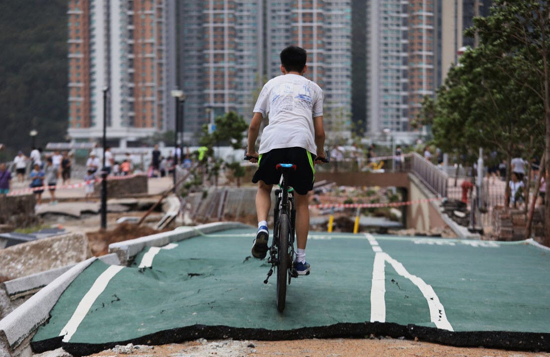 政府其實是否低估了風災後混亂的嚴重程度，而未有採取適當的應變措施？（亞新社）