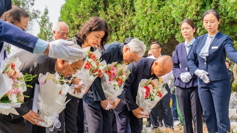 2023年10月10日10時10分朱高正安葬儀式。鳳凰山山主郭建華（右一）、朱杰人（右二）、蔡恒奇（左一）、廖書蘭（左二）。（作者提供圖片）