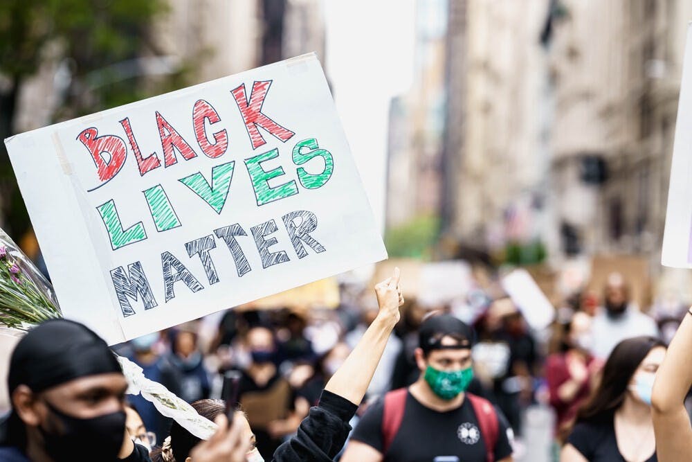 美國種族問題由來已久，黑人及拉丁裔在社會中一直大多處於底層。（Shutterstock）