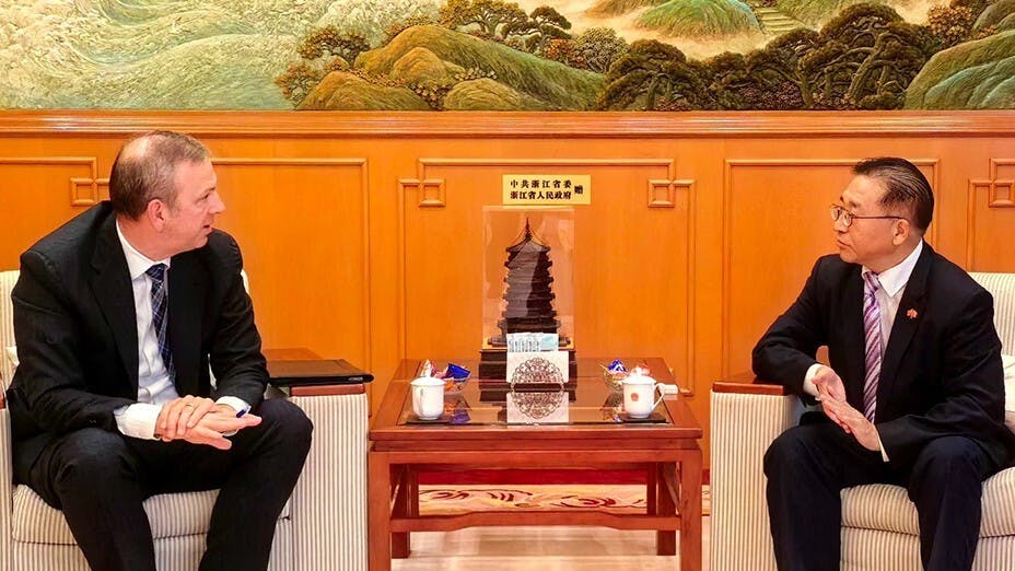 外交部駐港特派員公署特派員崔建春（右）會晤美國駐港澳總領事梅儒瑞，就美方近期涉港言行表明立場。（外交部駐港特派員公署圖片）