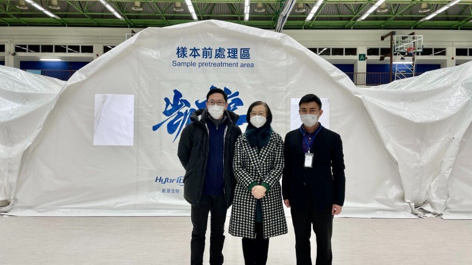 實驗室正式投入使用前一天，食物及衞生局局長陳肇始教授（中）實地視察，向凱普集團副總經理管秩生（右）及香港分子病理檢驗中心實驗室主任黃利寶博士（左）了解情況。