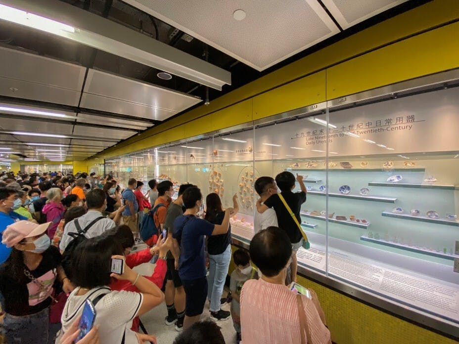 港鐵宋皇臺站大堂的「聖山遺粹」展覽。（Wikimedia Commons）