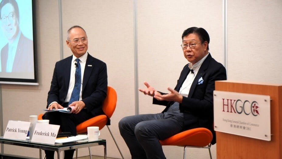 馬時亨（右）就香港的優勢和未來挑戰侃侃而談，香港總商會總裁楊偉添作主持。