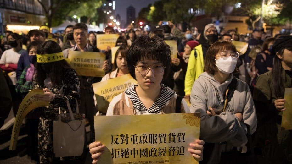 作者批評台灣教育去中國化、學店化。圖示太陽花運動十周年紀念。（Shutterstock）