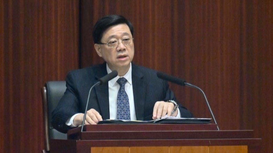 李家超用〈桃花源記〉比喻香港現時的每日盛事，實乃遍地桃花園是也。（政府新聞處）
