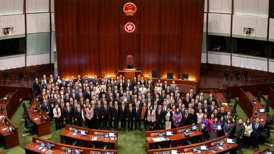 立法會會議結束後，一眾議員與行政長官李家超在會議廳內留影。（立法會圖片）
