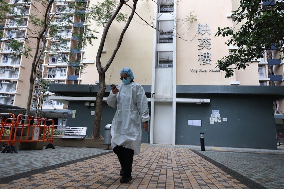 葵涌邨圍封強檢的3座大廈，傳播鏈相信基本上已切斷。（亞新社）