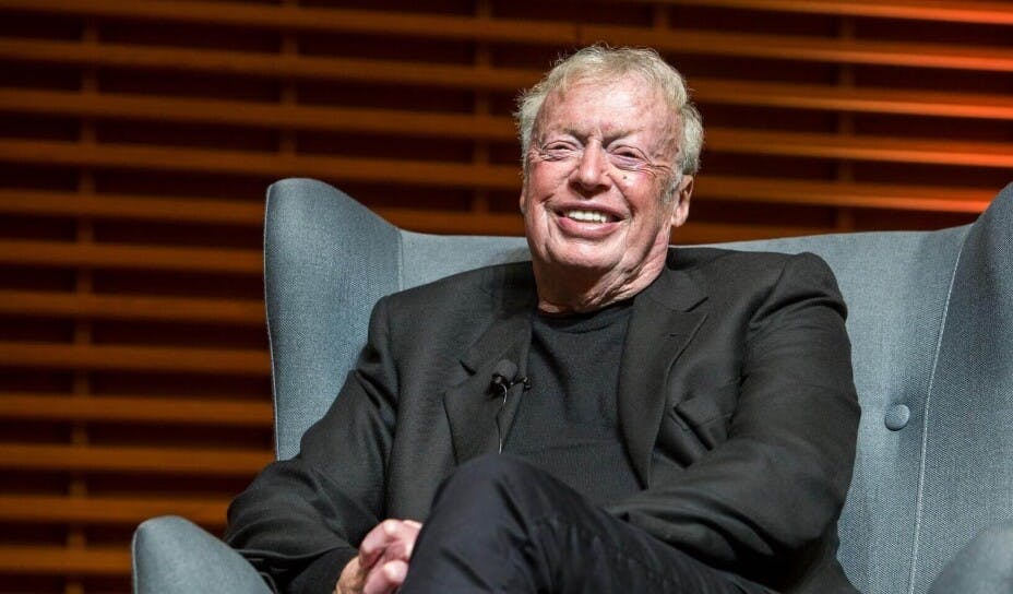 耐克的創始人菲爾·奈特（Phil Knight）揭露了半世紀前他如何絕地反擊、谷底翻身。（史丹福大學圖片）