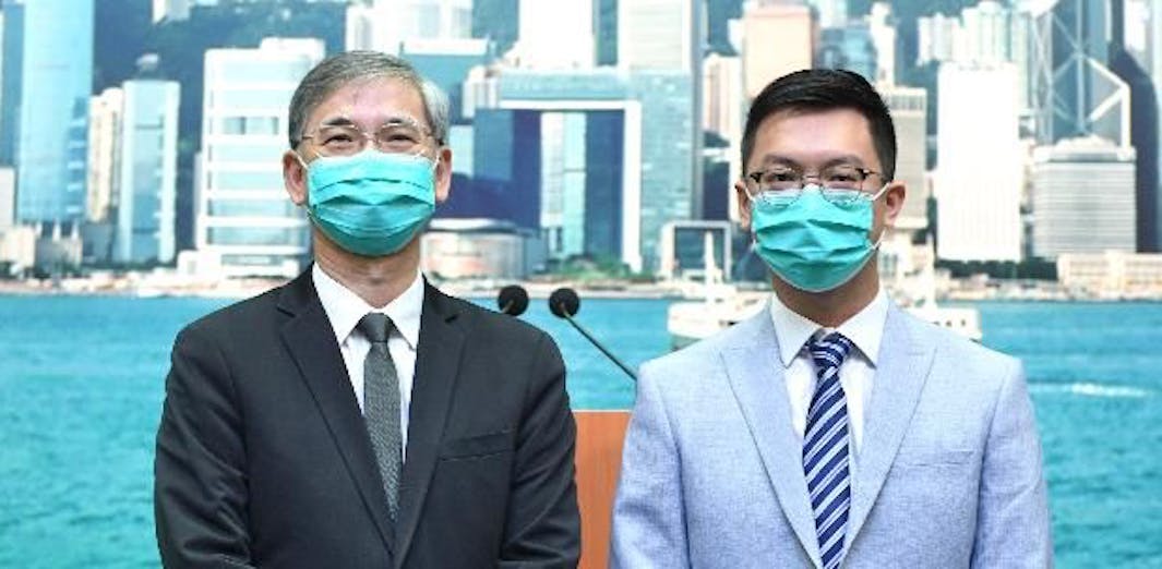 勞福局新副局長（右）衣裝雖然端正，但發言的中英兩語離官場應有的水平甚遠，作為國際城市，勞福局雖然不會經常要面對外國媒體，但政府整個能力印象分，似乎已被打上折扣。（政府新聞處）