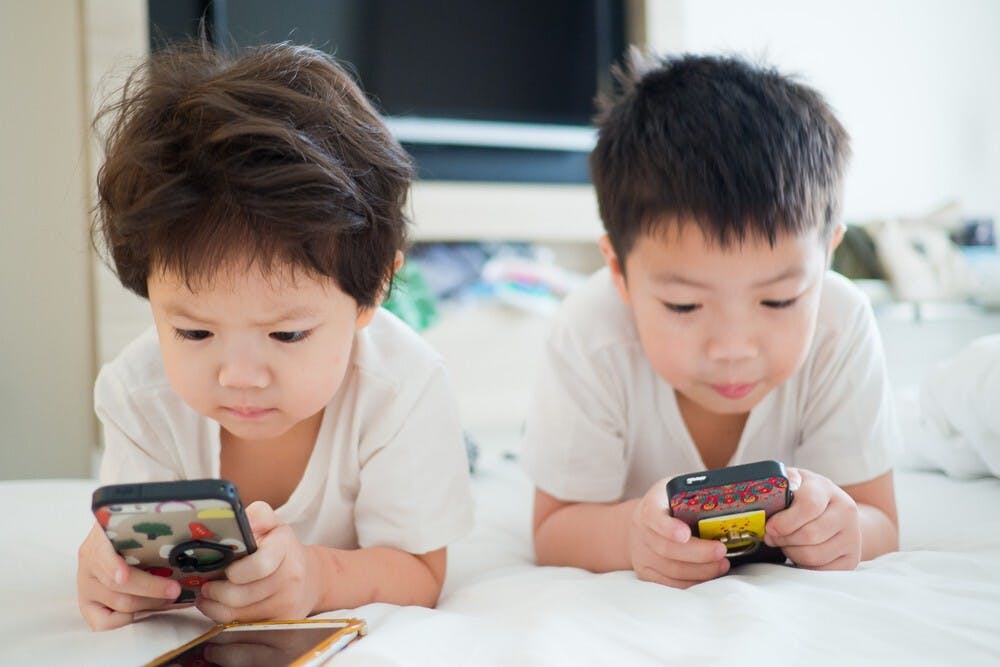 我們應該在給予子女手機之前，先定立使用協議。（Shutterstock）