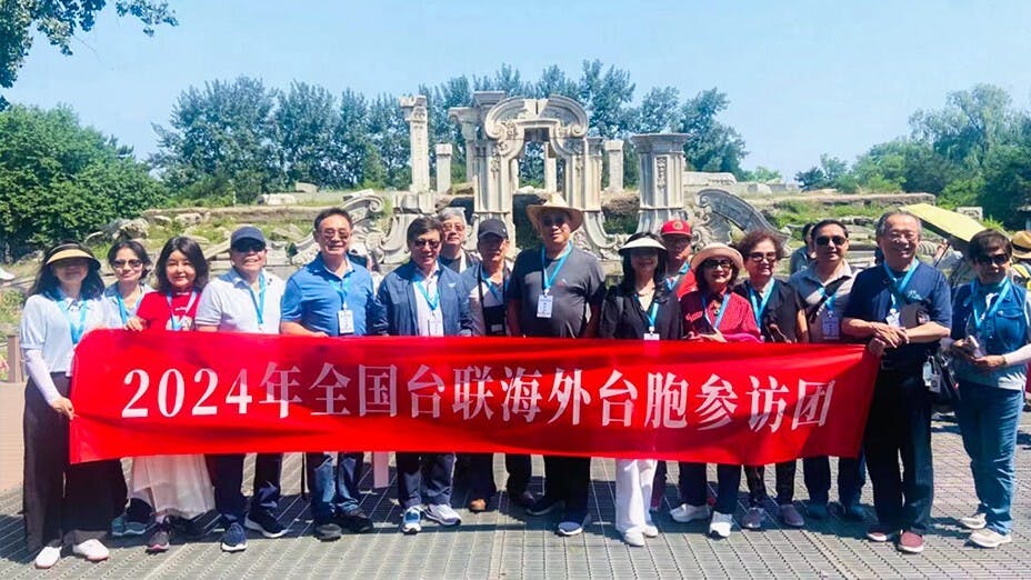 筆者應邀參加美國華人工商協進會參訪團，前往圓明園參觀。