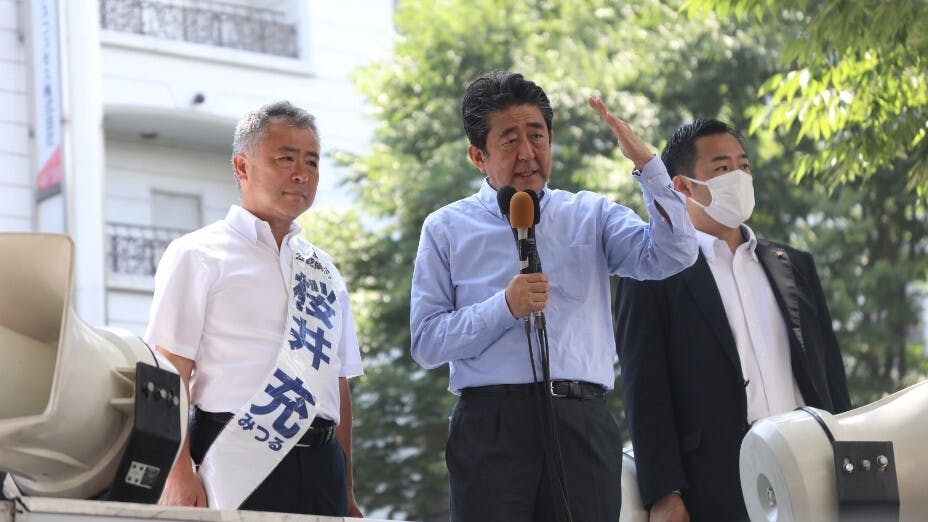 安倍於2020年9月16日正式卸任，但他從未離開日本的政治舞台，甚至在現實裏對日本政局發揮更大影響力。（亞新社）