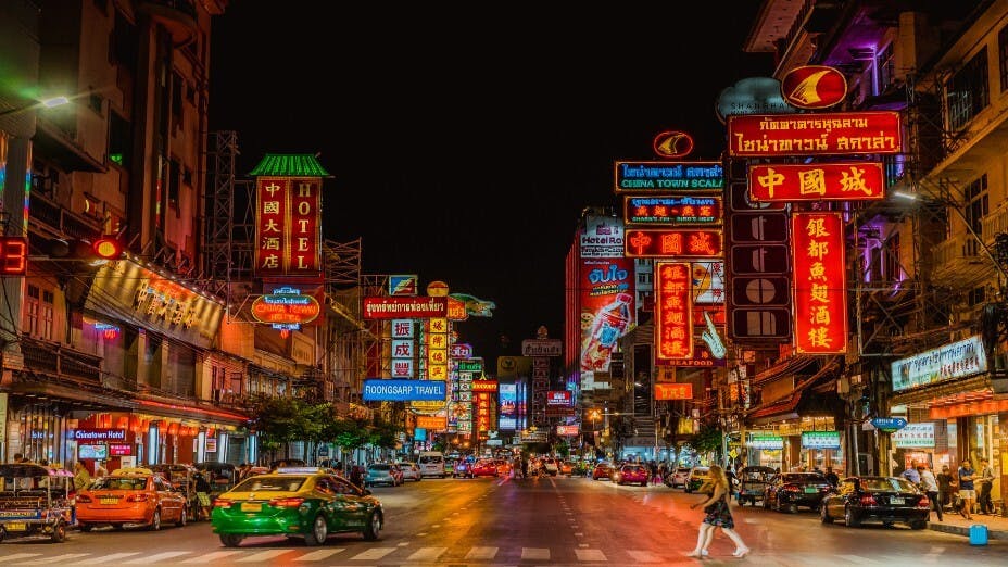 既要為口奔馳，亦要對僑居地有所貢獻，一代又一代努力耕耘，方能落地生根。（Shutterstock）