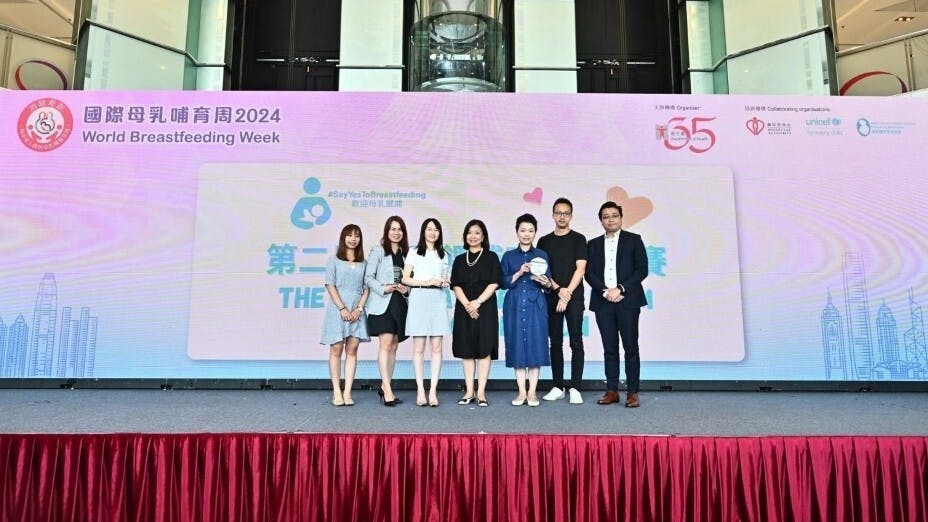 聯合國兒童基金香港委員會倡議及社區拓展總監陳靜霞女士頒獎予得獎者。（作者提供）