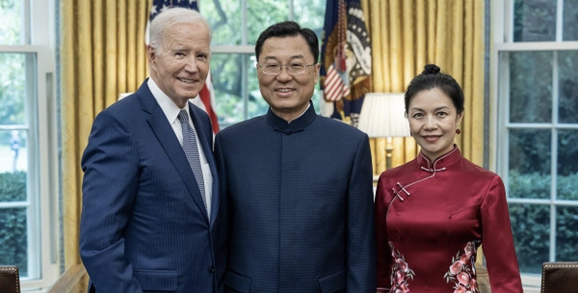 拜登在白宮橢圓形辦公室與謝鋒夫婦的合影。（中國駐美使館網站）