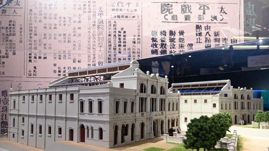 作者將太平戲院的文物贈予香港電影資料館。（政府新聞處圖片）