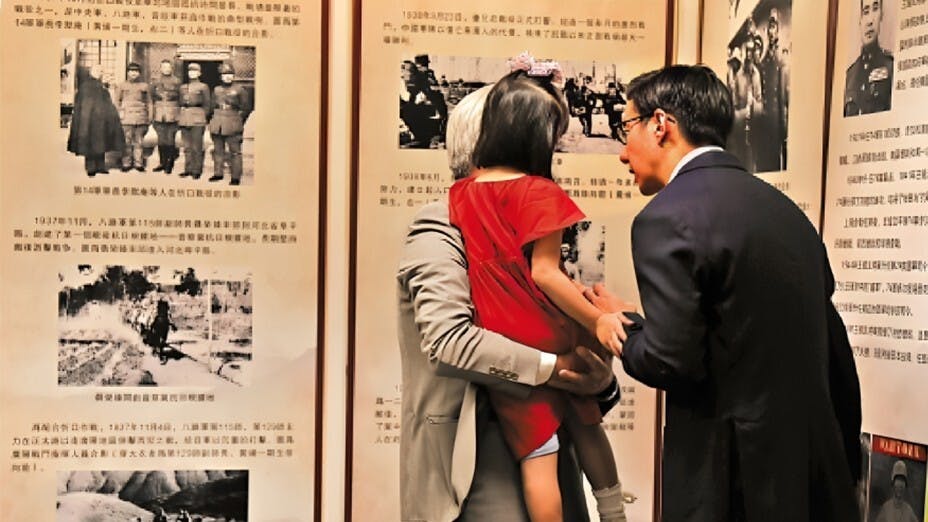 「百年黃埔 薪火相傳──紀念黃埔軍校建校一百周年圖片聯展」一隅。（作者圖片）