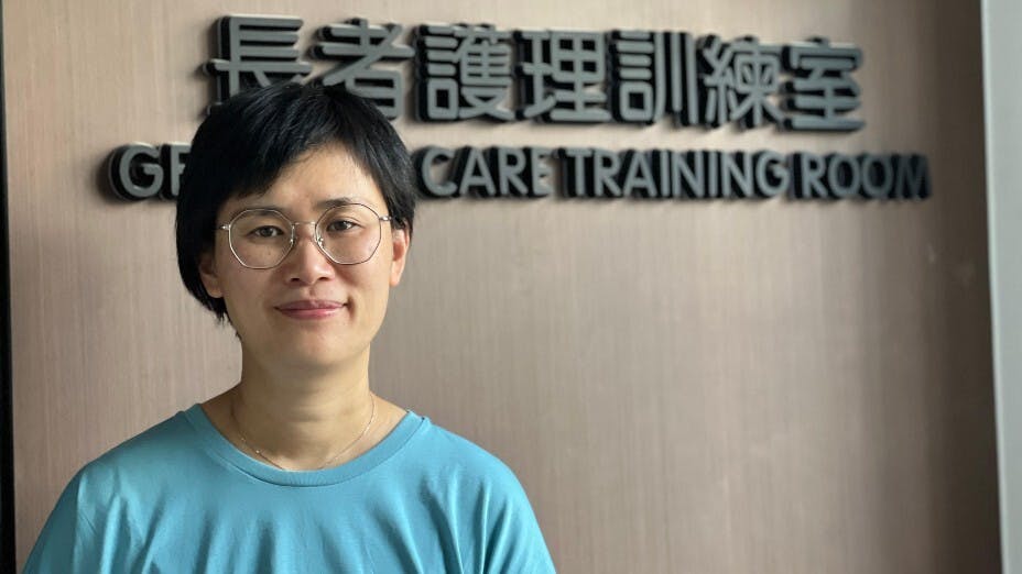 課程統籌何穎璇老師功不可沒。何老師說：「課程理論和重複性的訓練，讓同學從課堂中熟習護理行業的要求，掌握基礎護理知識。」