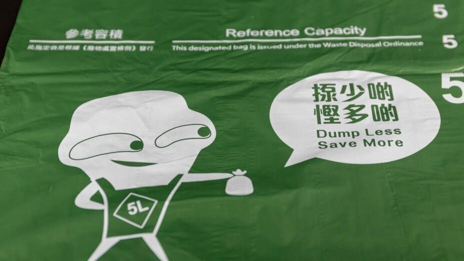 最近鬧得滿城風雨的垃圾徵費計劃一再延期推行，反映了大部分市民其實不太明白計劃細節。（Shutterstock）
