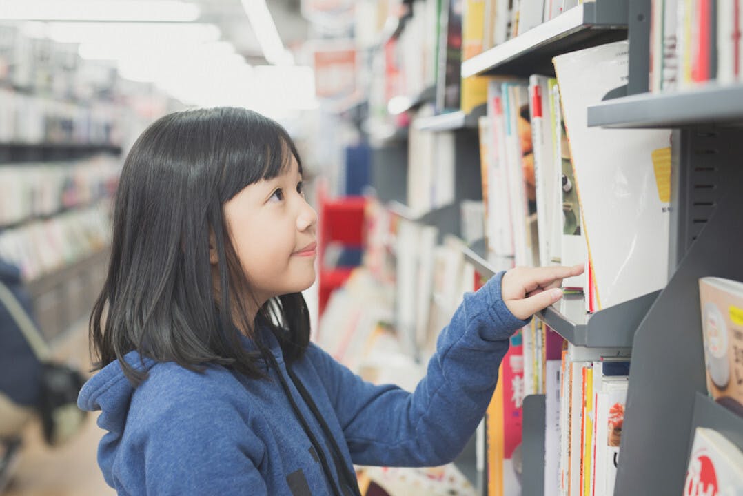 閱讀是享自由、尋趣味的事。逛二手書館，尋書就是一種樂趣，因為每本書都獨一無二。（Shutterstock）