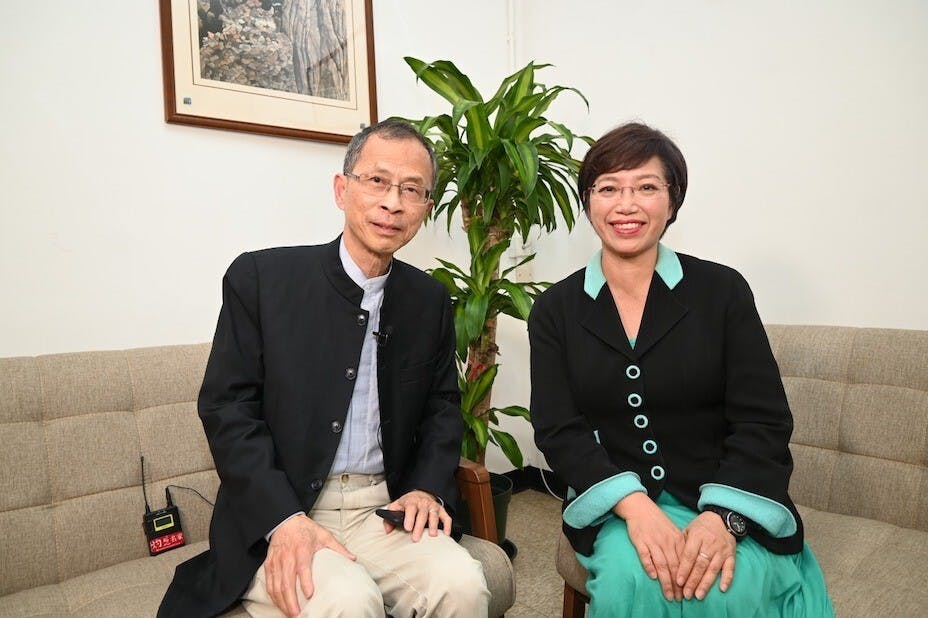 亞太法律協會會長鄺家賢律師(右) 訪問立法會前主席曾鈺成。