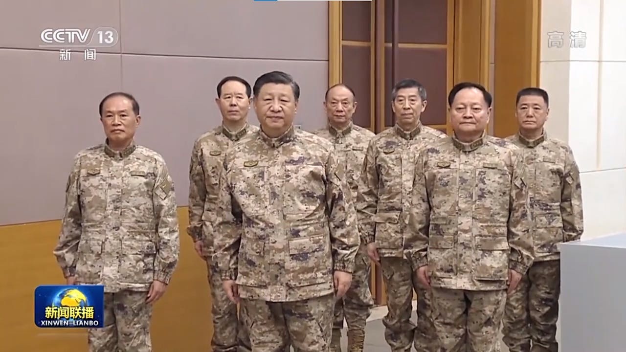 習近平（前）在中央軍委副主席張又俠（右二）和何衛東（左一）等陪同下，身穿戰迷彩服視察中央軍委聯指中心。（央視新聞截圖）