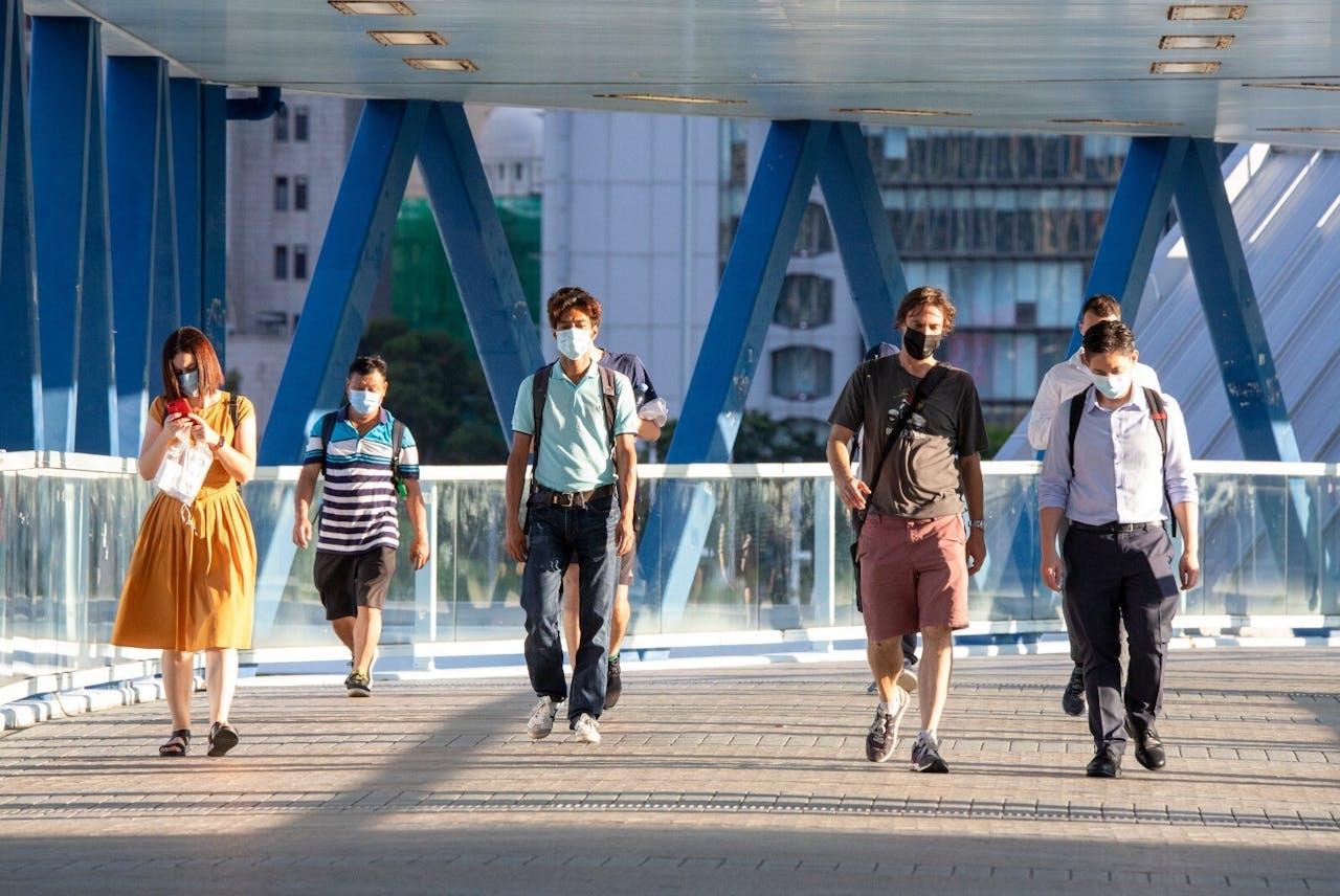 已習慣戴口罩生活的港人，短期內仍難望在公眾地方不用戴口罩。（Shutterstock）