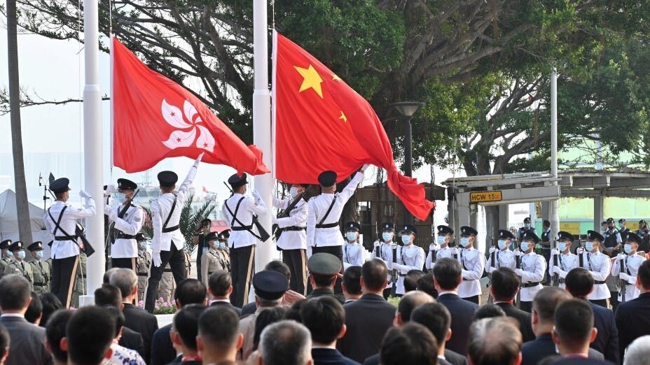 縱使中央和西方都無意促進香港「脫西入東」，但卻無法阻擋這個趨勢。（亞新社）
