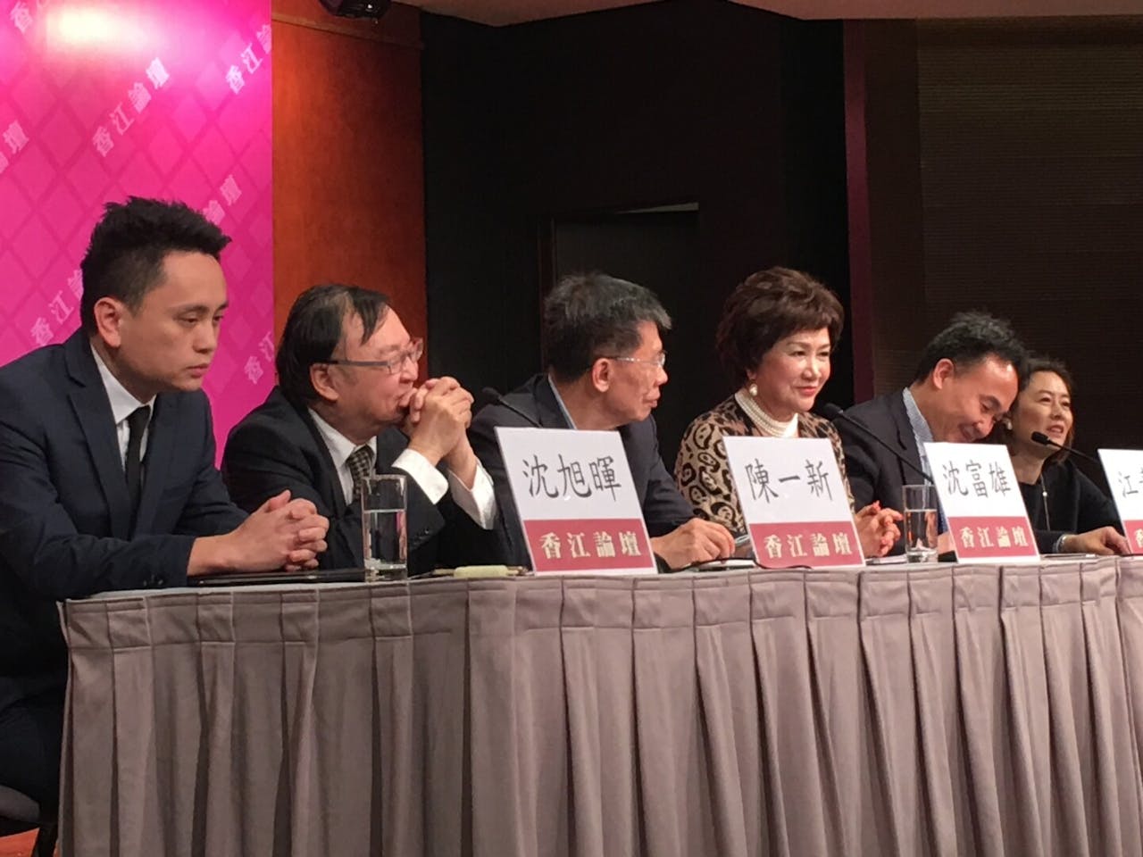 香江文化交流基金會主席江素惠（右三）主持香江論壇「特朗普上台後的中美台關係」，邀來兩岸三地，以及美國學者作演講。