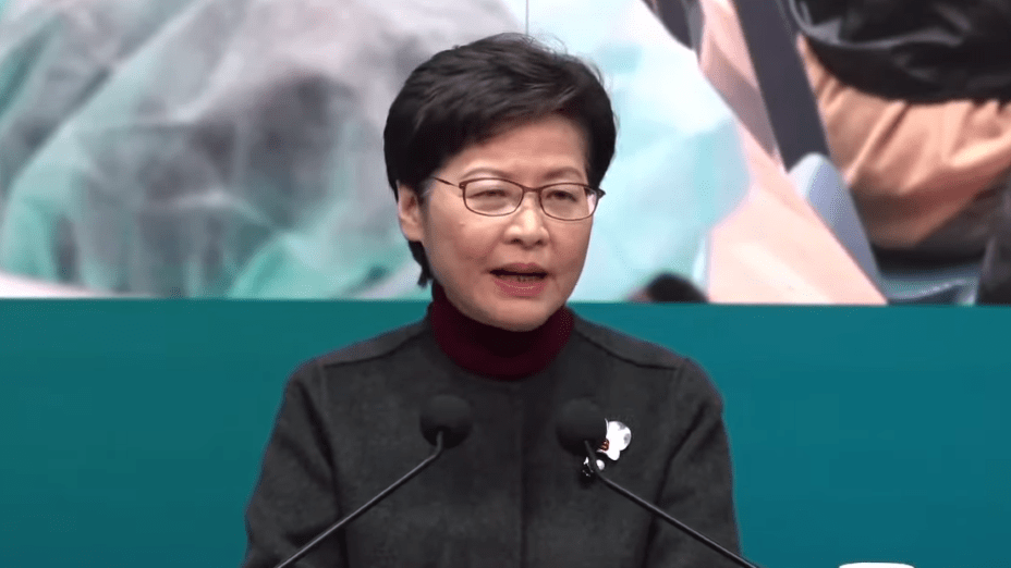特首林鄭月娥相信，收緊後的社交距離措施帶來的「不方便」，將有效鼓勵更多市民接種疫苗。（YouTube直播截圖）
