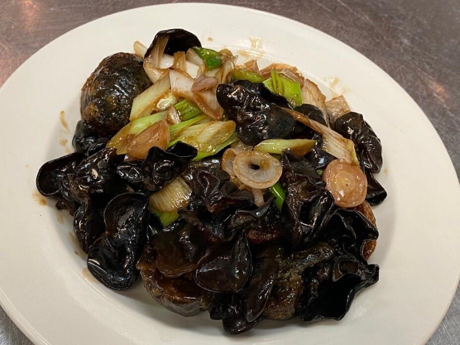 今次和大家分享菜餚是京蔥雲耳醬皮蛋。