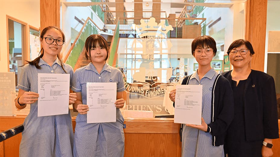 聖士提反書院3位IB狀元盧佐孜（Angie）、宋婷婷（Estella Song）、劉馨竹（Latisha）與校長楊清女士合影。