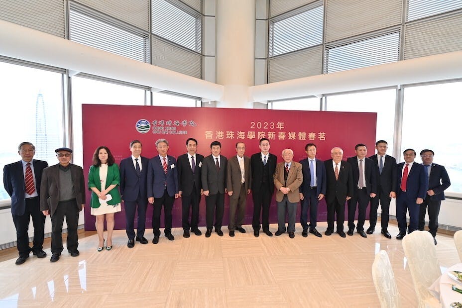 （左起）香港珠海學院劉正光校董、陳萬雄校董、張珍常務副校長、校董潘燊昌博士、國際軟法促進總會陳建輝董事、香港陳氏宗親會陳榮璇會長、香港珠海學院陳致校長、香江國際集團楊孫西董事長、商務及經濟發展局陳百里副局長、香港珠海學院校董會林廣兆主席、香港廈門聯誼總會李毅立副理事長、香港福建希望工程基金會劉志仁主席、洪頂擁主席、香港珠海學院黃永耀校董、集有陳嘉庚教育基金陳耀輝副主席、香港珠海學院陳良勇校董。