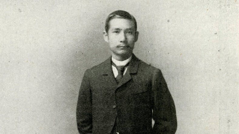 外國人稱他為孫逸仙醫生（Dr. Sun Yat-Sen），他在香港大學醫學院的前身畢業，取得醫生執業學位資格，是鐵一般事實，但貶孫者多不願意承認。（Wikimedia Commons）