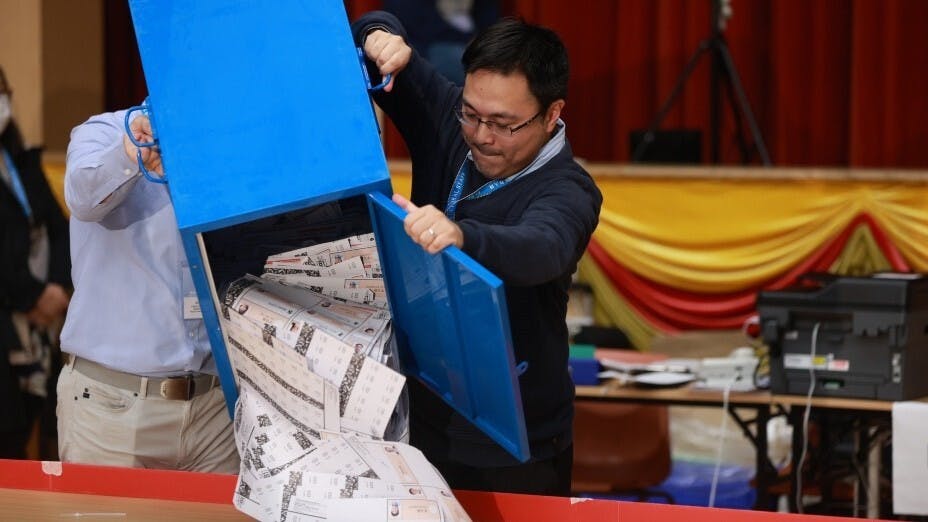這次區選在公平公正舉行過後結束，象徵着「完善選舉制度」整個程序的完成。（亞新社）